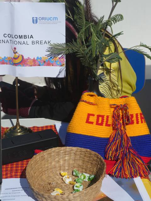 Un stand de presentación sobre Colombia con decoración colorida y elementos típicos.