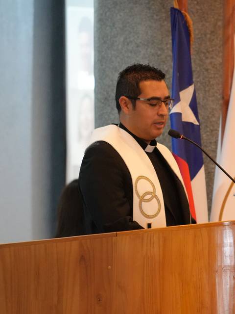 Un sacerdote hablando en un evento ceremonial en Chile.
