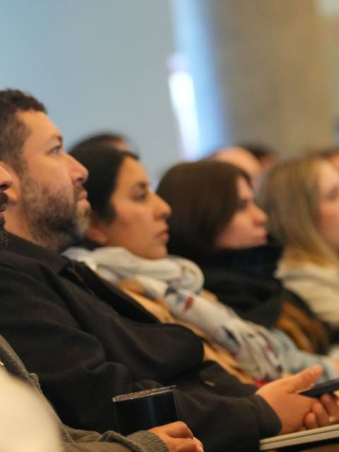 Un grupo de personas prestando atención en un evento.