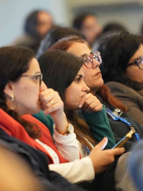 Un grupo de mujeres atentas en una charla o conferencia.