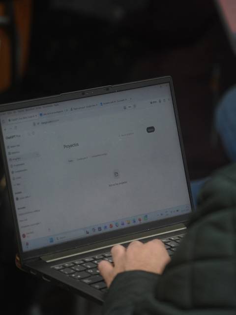 Una persona está utilizando una laptop en un ambiente de trabajo.