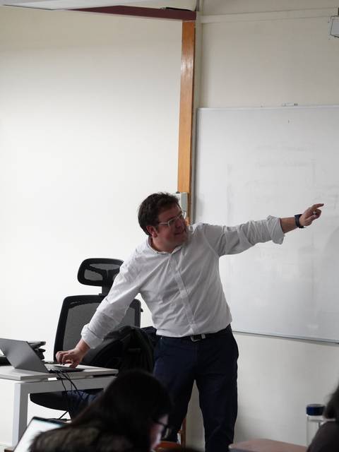Un profe está explicando algo importante frente a sus alumnos en una sala de clases.