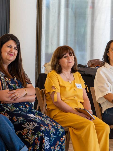 Un grupo de mujeres conversando y compartiendo en un ambiente acogedor.