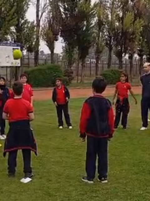Un grupo de niños en un juego al aire libre en el colegio.
