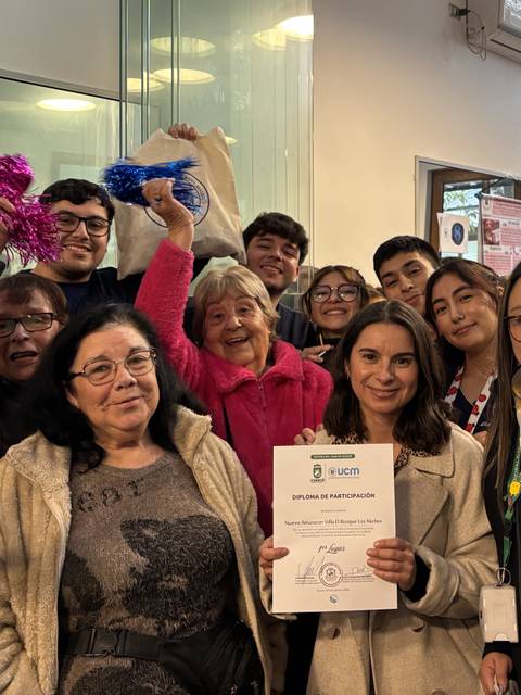 Un grupo de personas felices celebrando un logro con trofeo y certificado en mano.