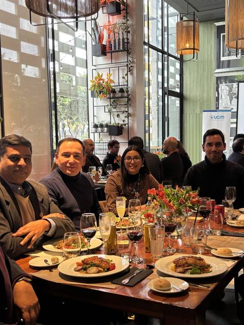 Un grupo de personas degustando una comida en un restaurante acogedor.