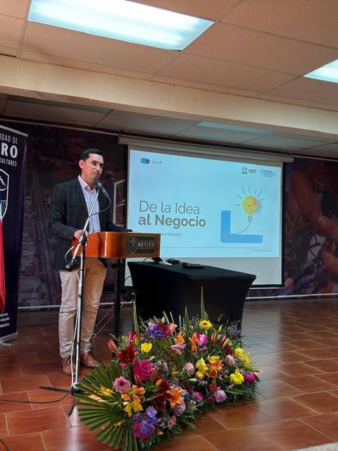 Un caballero habla en una presentación sobre cómo transformar ideas en negocios.