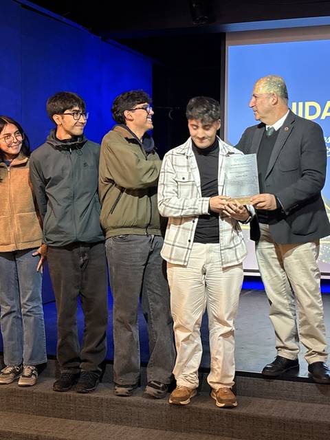Un grupo de estudiantes recibe un reconocimiento en un evento en la UCM.