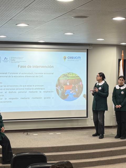 Un grupo de estudiantes presenta un proyecto en una sala de clases frente a un público.