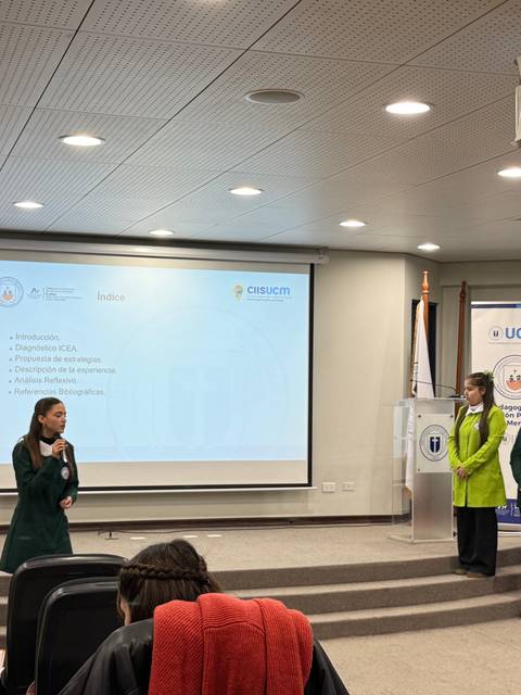 Un grupo de personas presenta un proyecto en un auditorio.