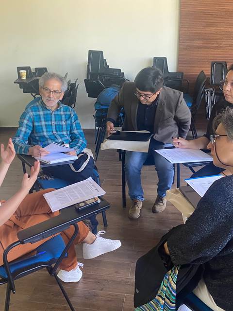 Un grupo de personas discutiendo en una reunión colaborativa.