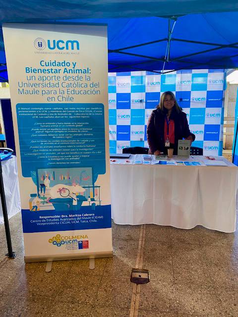 Stand informativo de la Universidad Católica del Maule sobre bienestar animal en Chile.