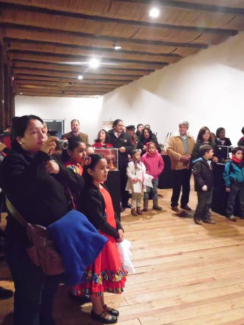 Un grupo de personas observa una exposición en un museo.