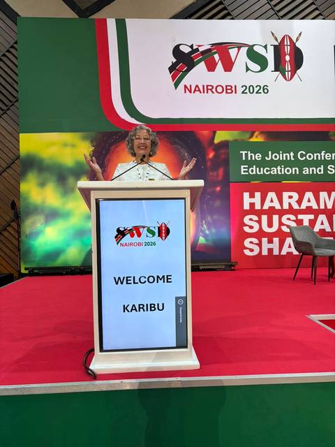 Una mujer está dando un discurso en una conferencia en Nairobi 2026.