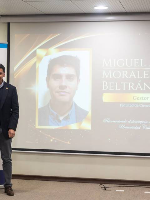 Dos hombres posando en un evento académico en Chile.