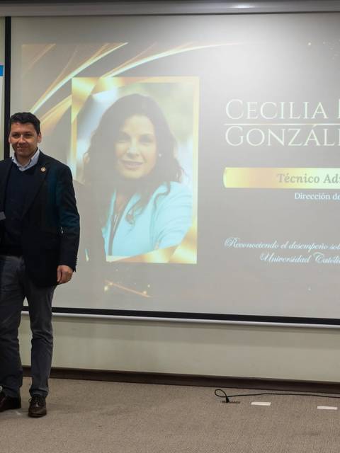 Celebración de un reconocimiento académico en la Universidad Central del Norte.