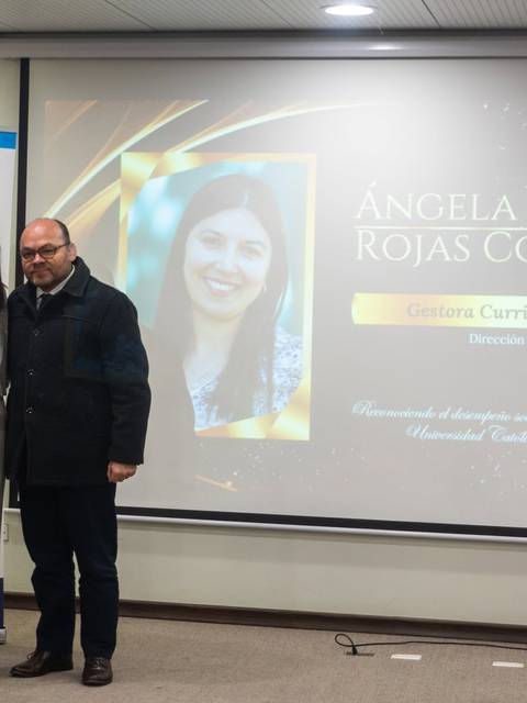 Celebración de entrega de título a Ángela Paz Rojas Correa en un evento académico.