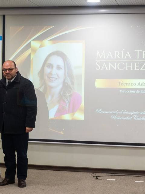 En la ceremonia, María Teresa Sánchez Ávila recibe un reconocimiento por su labor en la educación técnica.