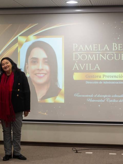 Dos mujeres posando en un evento académico en la Universidad Católica del Maule.