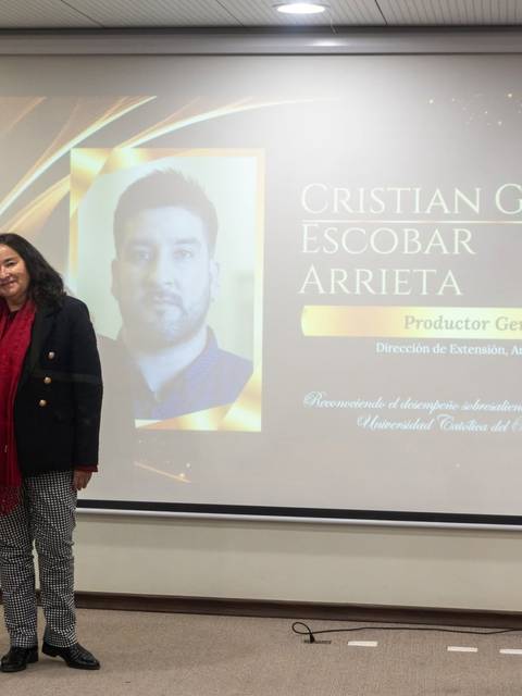 Ceremonia de reconocimiento a Cristian G. Escobar Arrieta como productor general en la Universidad Católica del Maule.