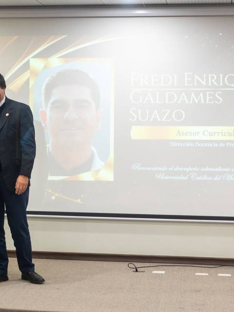 Dos hombres sonrientes posan juntos en un evento académico en Chile.