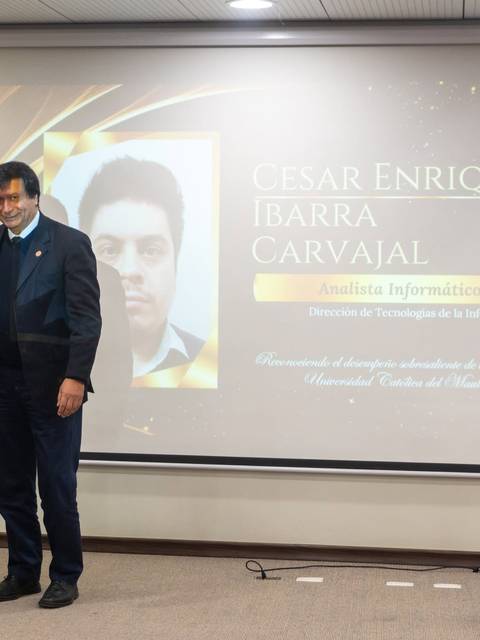 Ceremonia de reconocimiento a César Enrique Ibarra Carvajal por su labor en la informática.