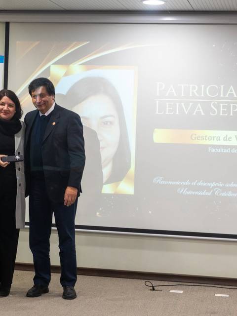 Ceremonia de reconocimiento a Patricia Sofía Leiva Sepúlveda por su labor en la Universidad Católica del Maule.