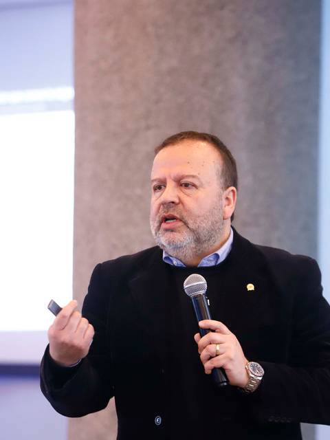 Un hombre está hablando frente a un público en un evento.