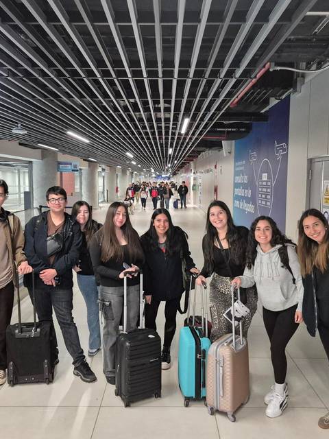 Un grupo de amigos en el aeropuerto listos para embarcar a su próxima aventura.