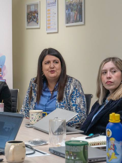 Reunión en la Dirección de Equidad de Género y Diversidad, donde varias mujeres discuten y comparten ideas.