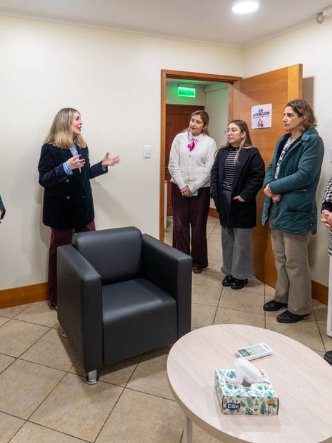 Un grupo de mujeres está participando en una reunión en una oficina.