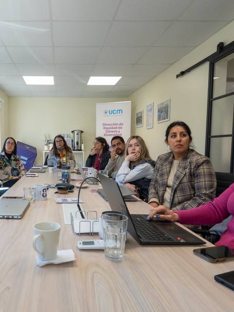 Un grupo de mujeres en una reunión de trabajo en una oficina.
