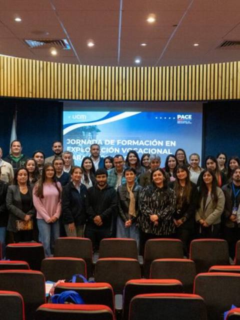 Grupo de personas reunidas en una jornada de formación en el ámbito educacional.