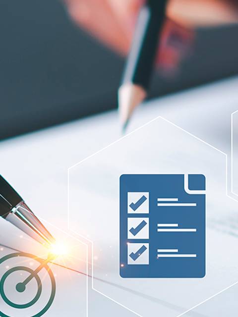 Dos personas trabajando en documentos legales y marcando información importante.