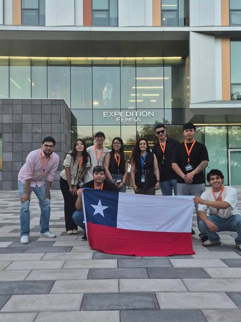 El equipo conformado por la académica Lixania Reyes y sus estudiantes en TEC- Monterrey, Mexico.