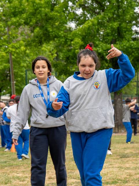 Niñas disfrutando de una actividad recreativa en el colegio.