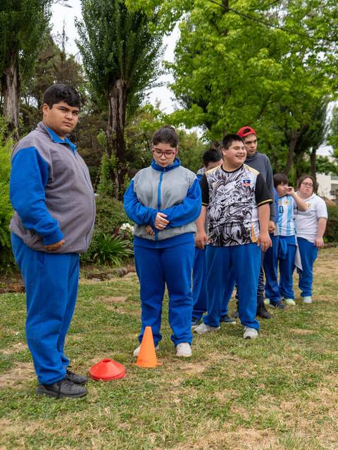Un grupo de jóvenes en un parque, preparados para participar en una actividad recreativa.