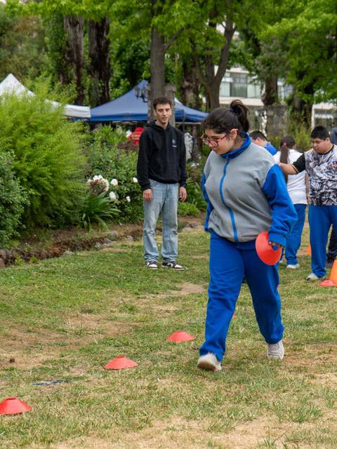 Un grupo de jóvenes participando en una actividad deportiva al aire libre.