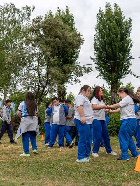 Un grupo de estudiantes en una actividad recreativa al aire libre en un parque.