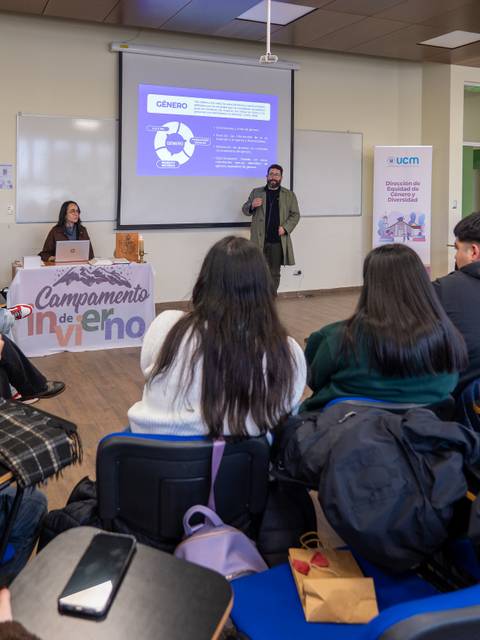 Un grupo de jóvenes participando en un campamento de invierno en una sala de clases.