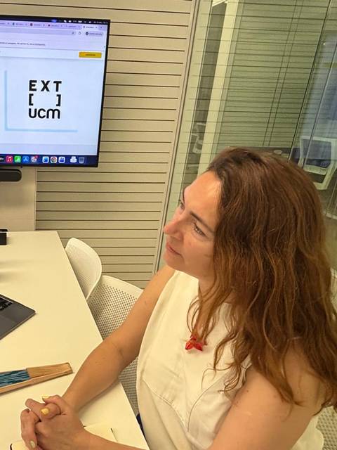 Una reunión de trabajo entre dos personas en una oficina moderna.