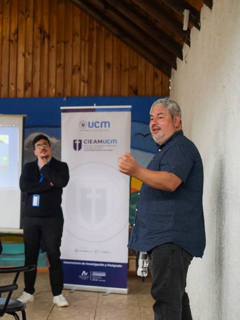 Una presentación en un ambiente acogedor con dos expositores conversando sobre tecnología.