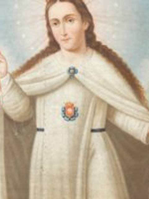 La imagen representa a una figura celestial que sostiene cadenas y un objeto en sus manos, simbolizando liberación y protección.