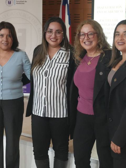 Cuatro mujeres posando sonrientes en un evento del Hospital Regional de Talca.