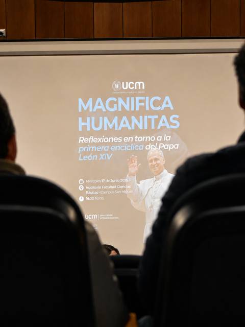 Un grupo de personas asistiendo a una charla sobre la encíclica del Papa León XIV.