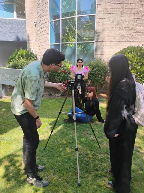 Un grupo de amigos se reúne para grabar una sesión de fotos al aire libre.