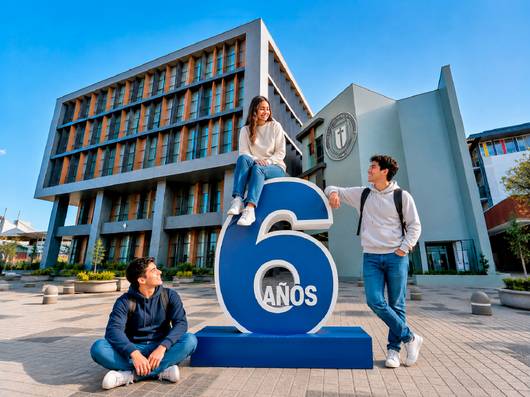 Un grupo de estudiantes celebra seis años en un ambiente escolar moderno.