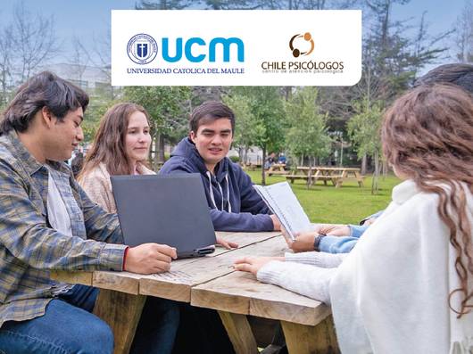 Un grupo de estudiantes se reúne al aire libre en la Universidad Católica del Maule para trabajar en equipo.
