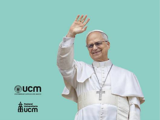 El Papa saluda con una sonrisa en un fondo verde claro.