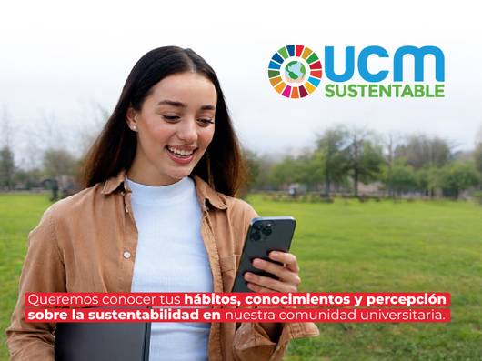 Chica sonriente usando su celular en un espacio verde de la universidad.